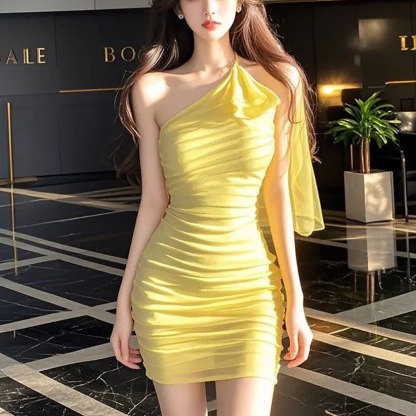2026年春夏韩版小众性感黄色挂脖斜领连衣裙女千金感褶皱包臀裙