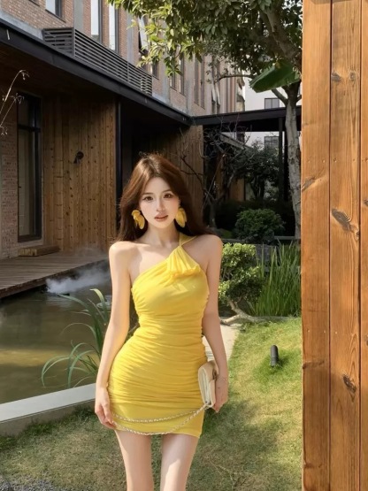 2026年春夏韩版小众性感黄色挂脖斜领连衣裙女千金感褶皱包臀裙