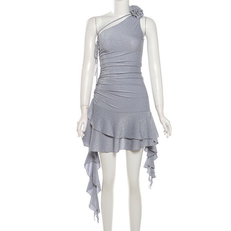 2026春夏连衣裙潮流性感纯欲风亮闪闪立体花饰荷叶边斜肩连衣裙层次感掐腰短裙女