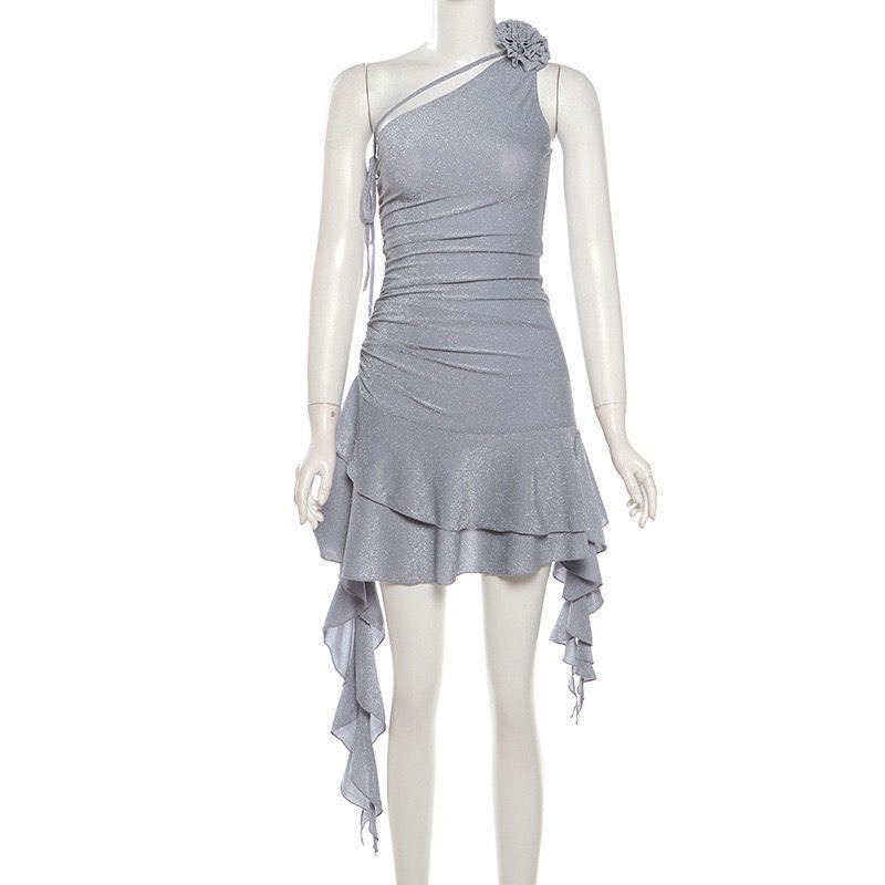 2026春夏连衣裙潮流性感纯欲风亮闪闪立体花饰荷叶边斜肩连衣裙层次感掐腰短裙女