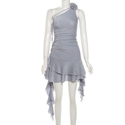 2026春夏连衣裙潮流性感纯欲风亮闪闪立体花饰荷叶边斜肩连衣裙层次感掐腰短裙女