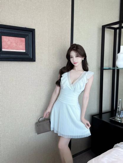 2026春夏新款v领无袖荷叶边流苏名媛辣妹小心机遮肚子收腰大摆连衣裙