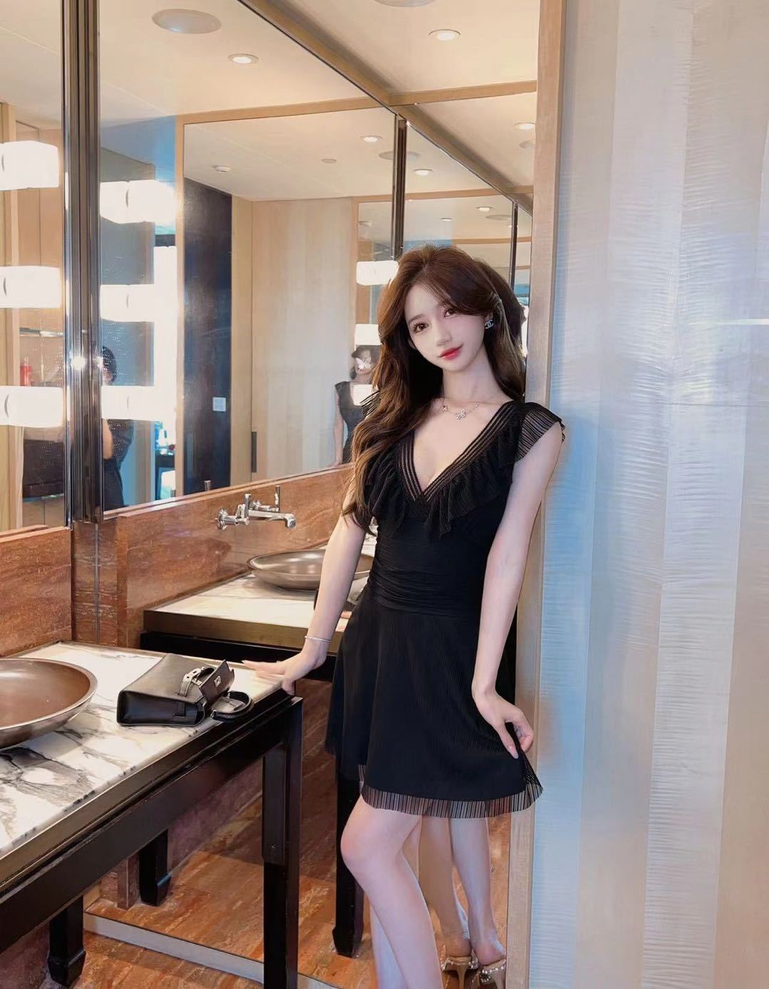 2026春夏新款v领无袖荷叶边流苏名媛辣妹小心机遮肚子收腰大摆连衣裙