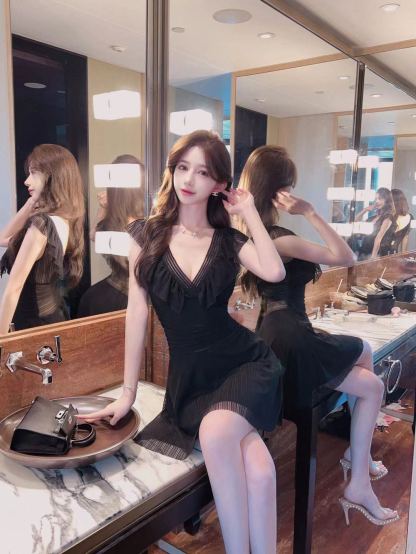 2026春夏新款v领无袖荷叶边流苏名媛辣妹小心机遮肚子收腰大摆连衣裙