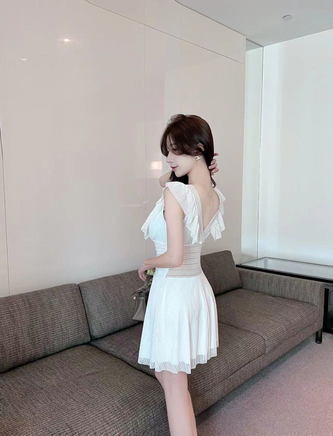 2026春夏新款v领无袖荷叶边流苏名媛辣妹小心机遮肚子收腰大摆连衣裙