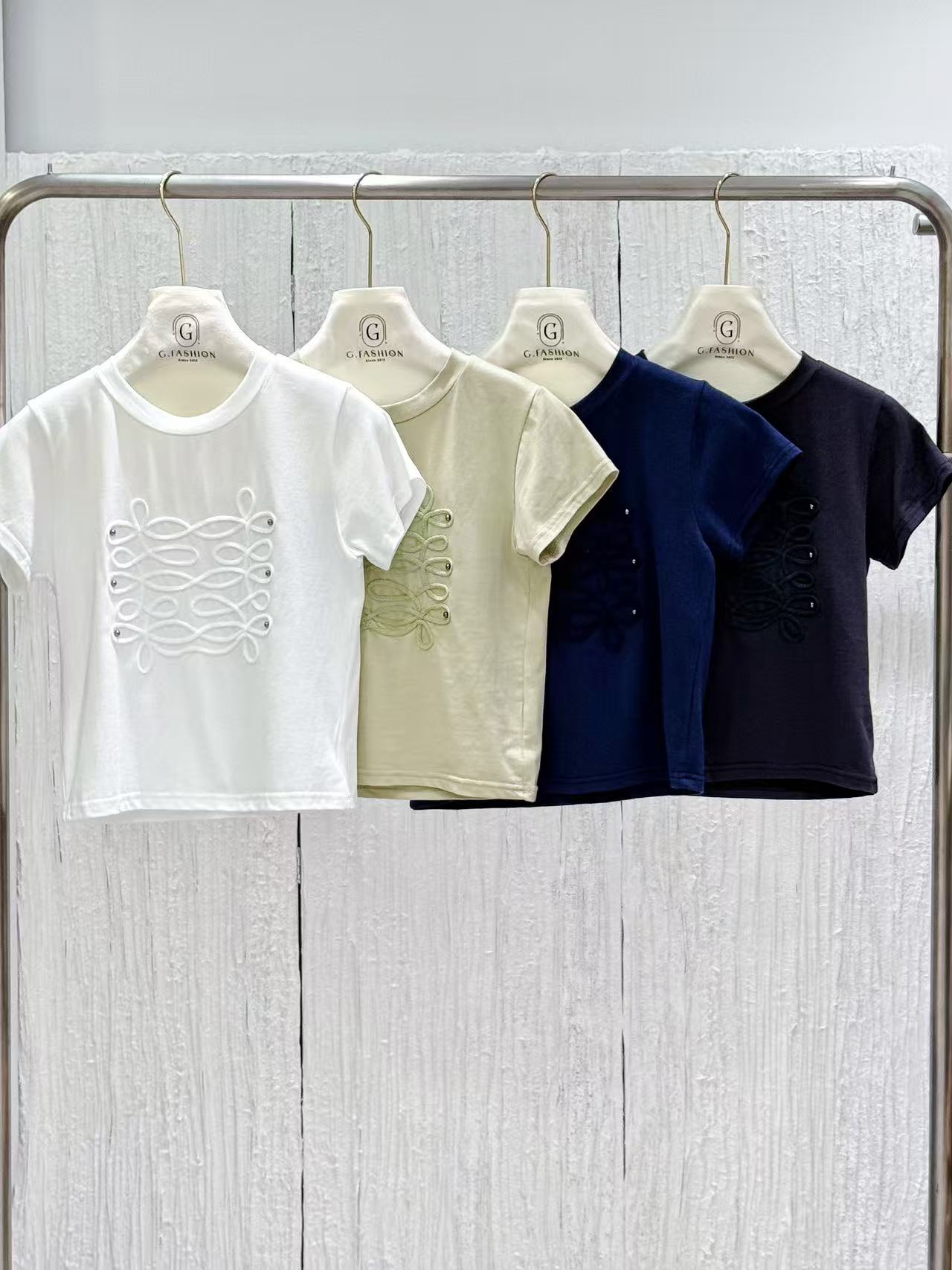 刺繡鈕結紋T