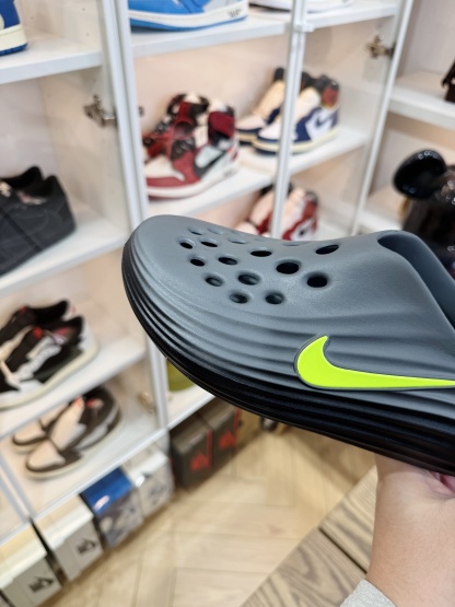 Nike ReactX Rejuven8  简约洞洞鞋 男女同款 黑绿