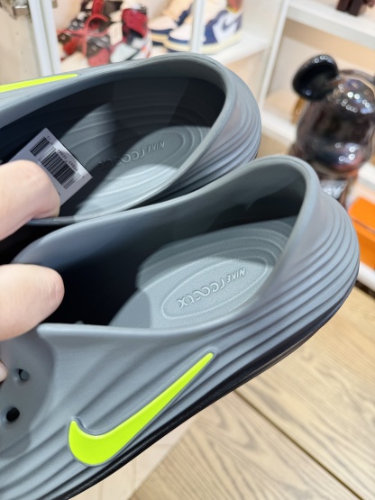 Nike ReactX Rejuven8  简约洞洞鞋 男女同款 黑绿