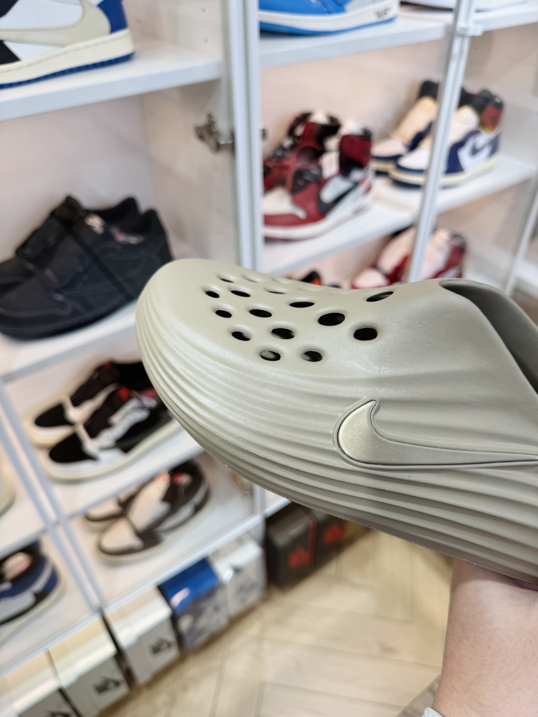 Nike ReactX Rejuven8  简约洞洞鞋 男女同款 卡其色