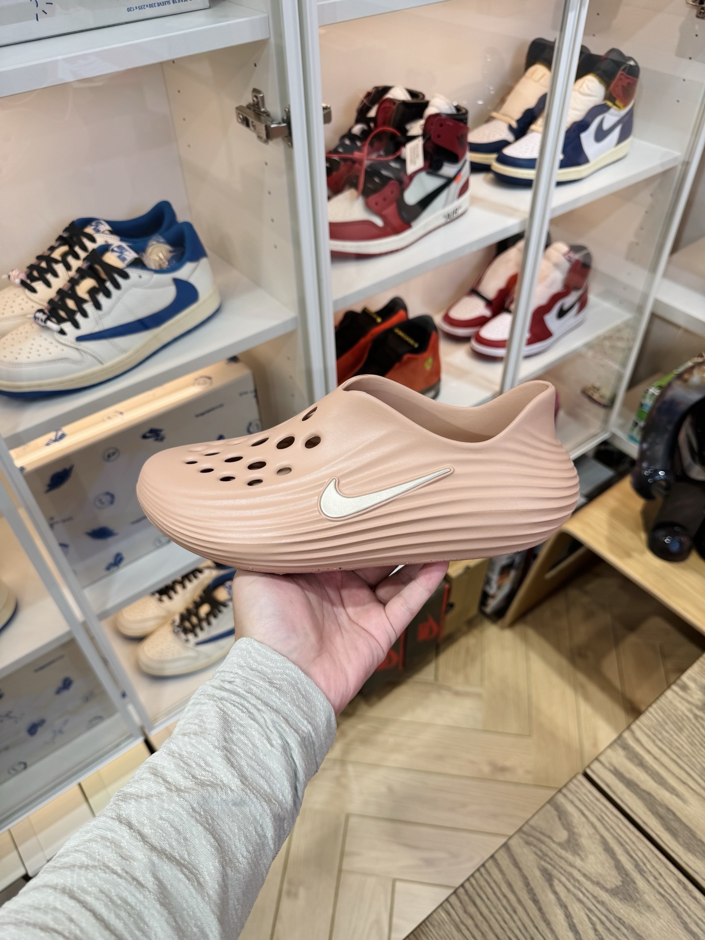 Nike ReactX Rejuven8 简约洞洞鞋 女款 玫瑰金 HV5062-602