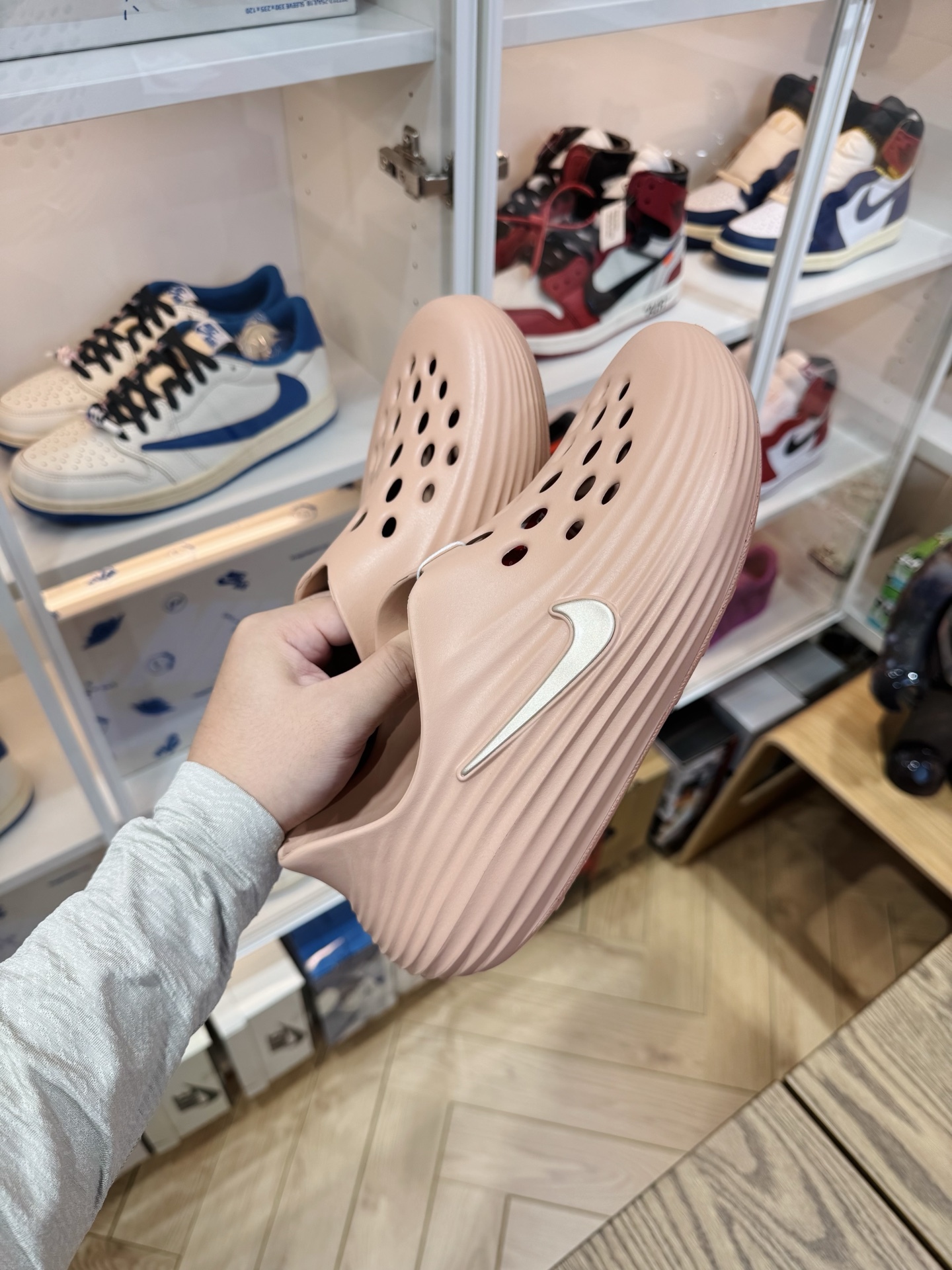 Nike ReactX Rejuven8 简约洞洞鞋 女款 玫瑰金 HV5062-602