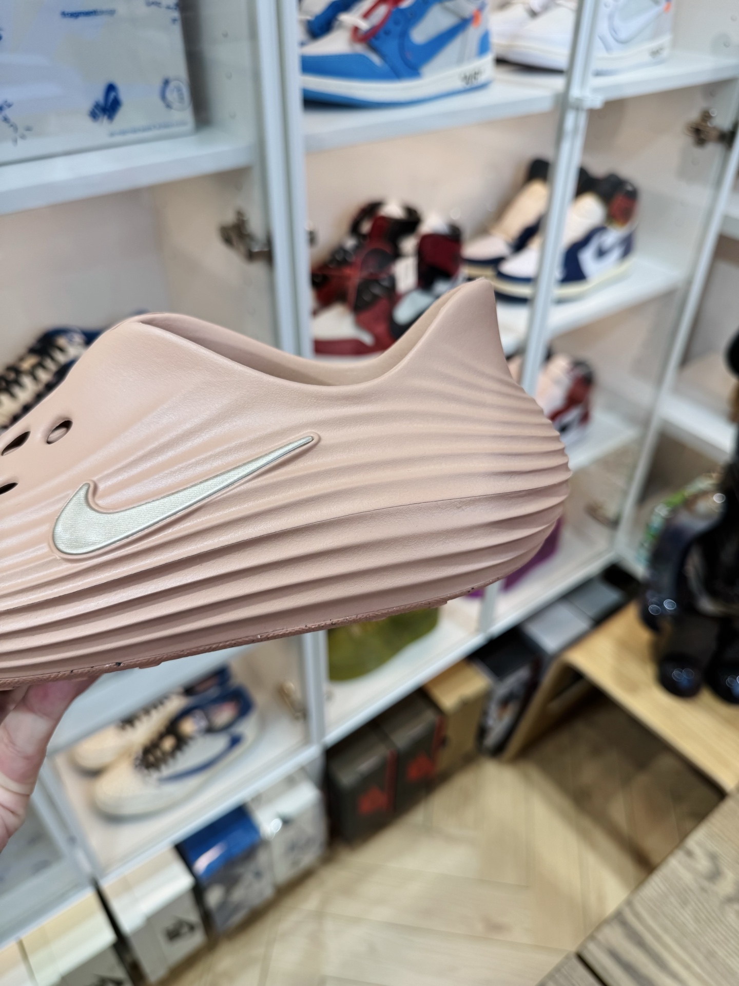 Nike ReactX Rejuven8 简约洞洞鞋 女款 玫瑰金 HV5062-602