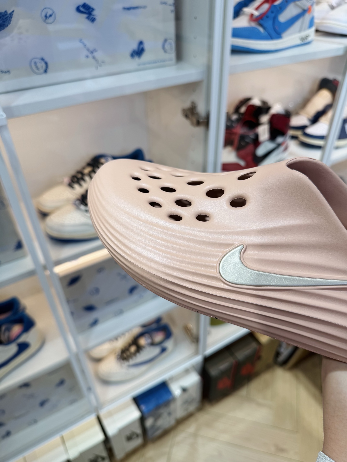 Nike ReactX Rejuven8 简约洞洞鞋 女款 玫瑰金 HV5062-602