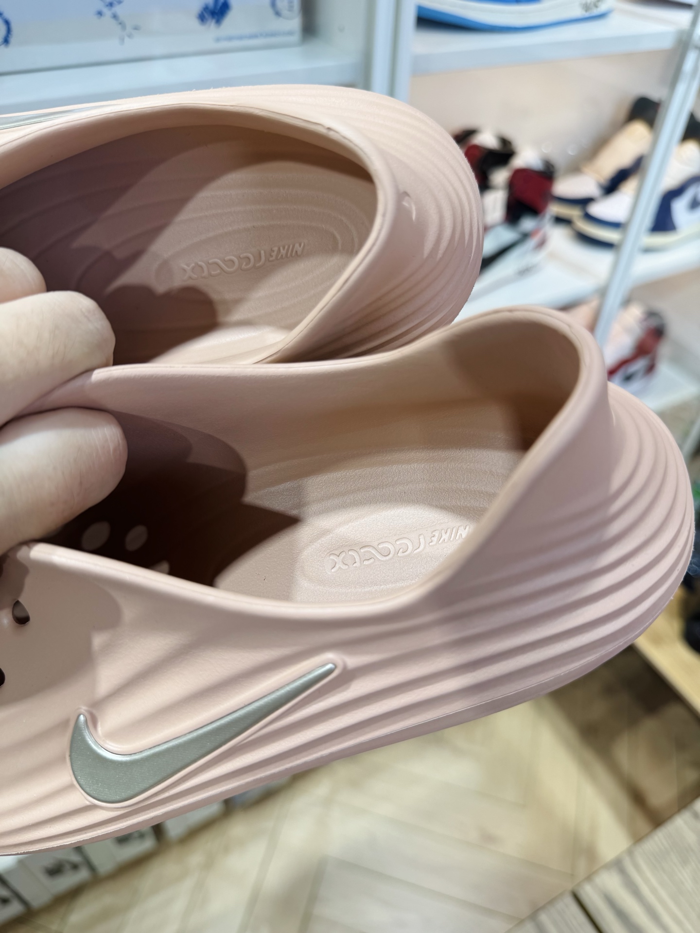 Nike ReactX Rejuven8 简约洞洞鞋 女款 玫瑰金 HV5062-602