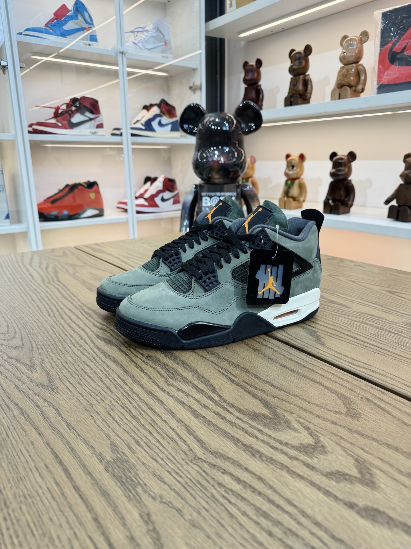 UNDEFEATED x AJ4 曾經天價聯名來襲 黑色橄欖綠 IB1519-200