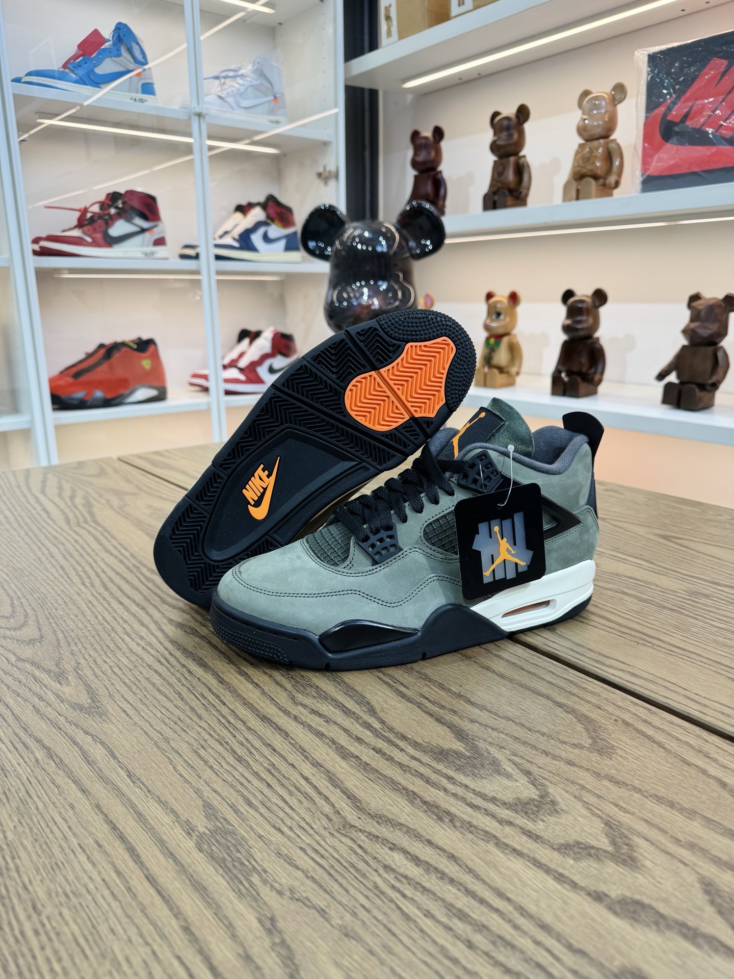 UNDEFEATED x AJ4  曾經天價聯名來襲 黑色橄欖綠 IB1519-200