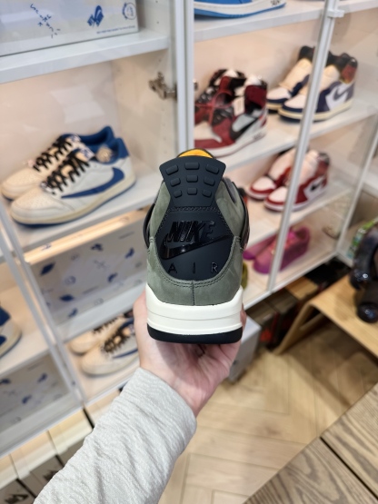 UNDEFEATED x AJ4  曾經天價聯名來襲 黑色橄欖綠 IB1519-200