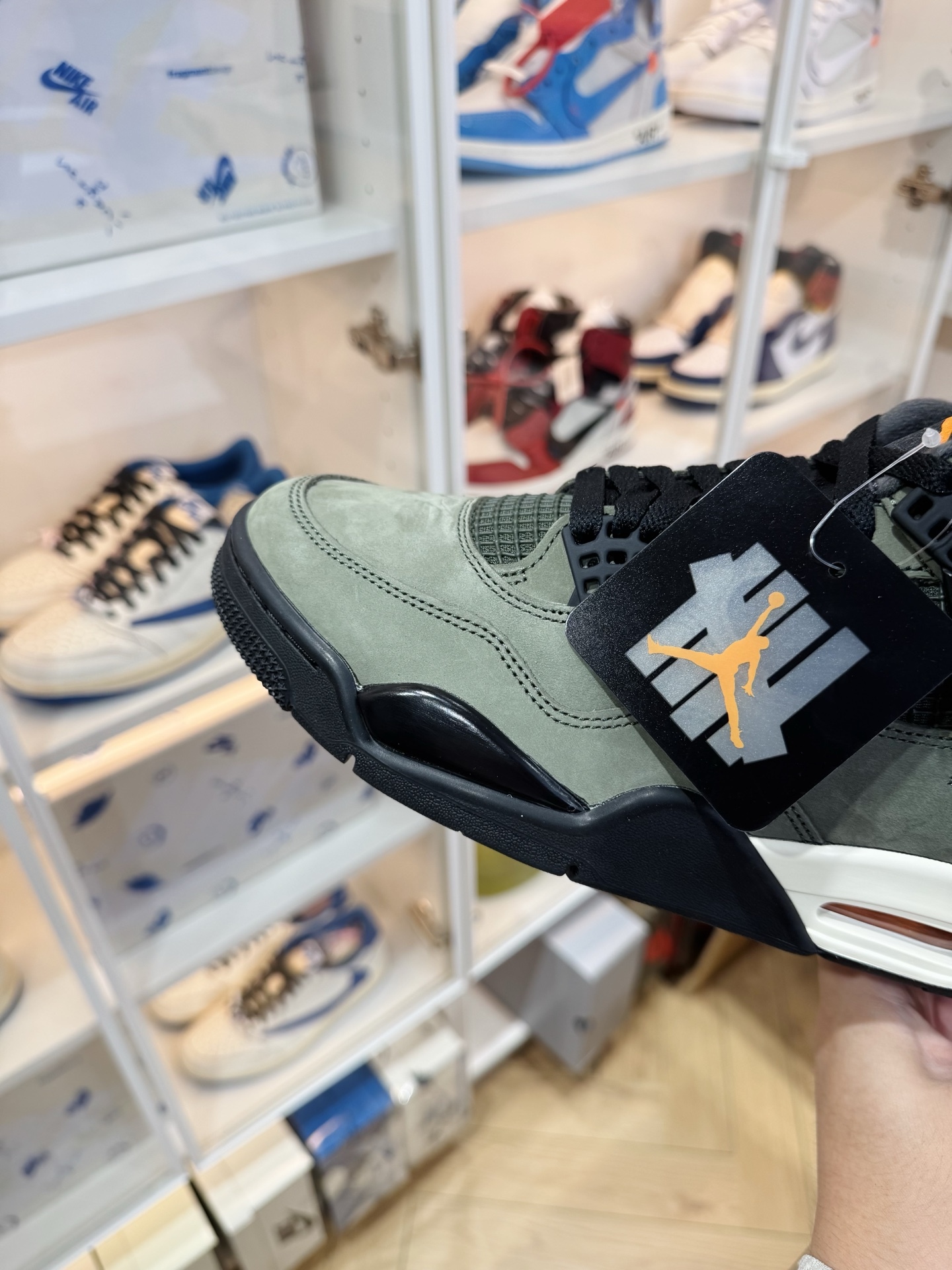 UNDEFEATED x AJ4  曾經天價聯名來襲 黑色橄欖綠 IB1519-200