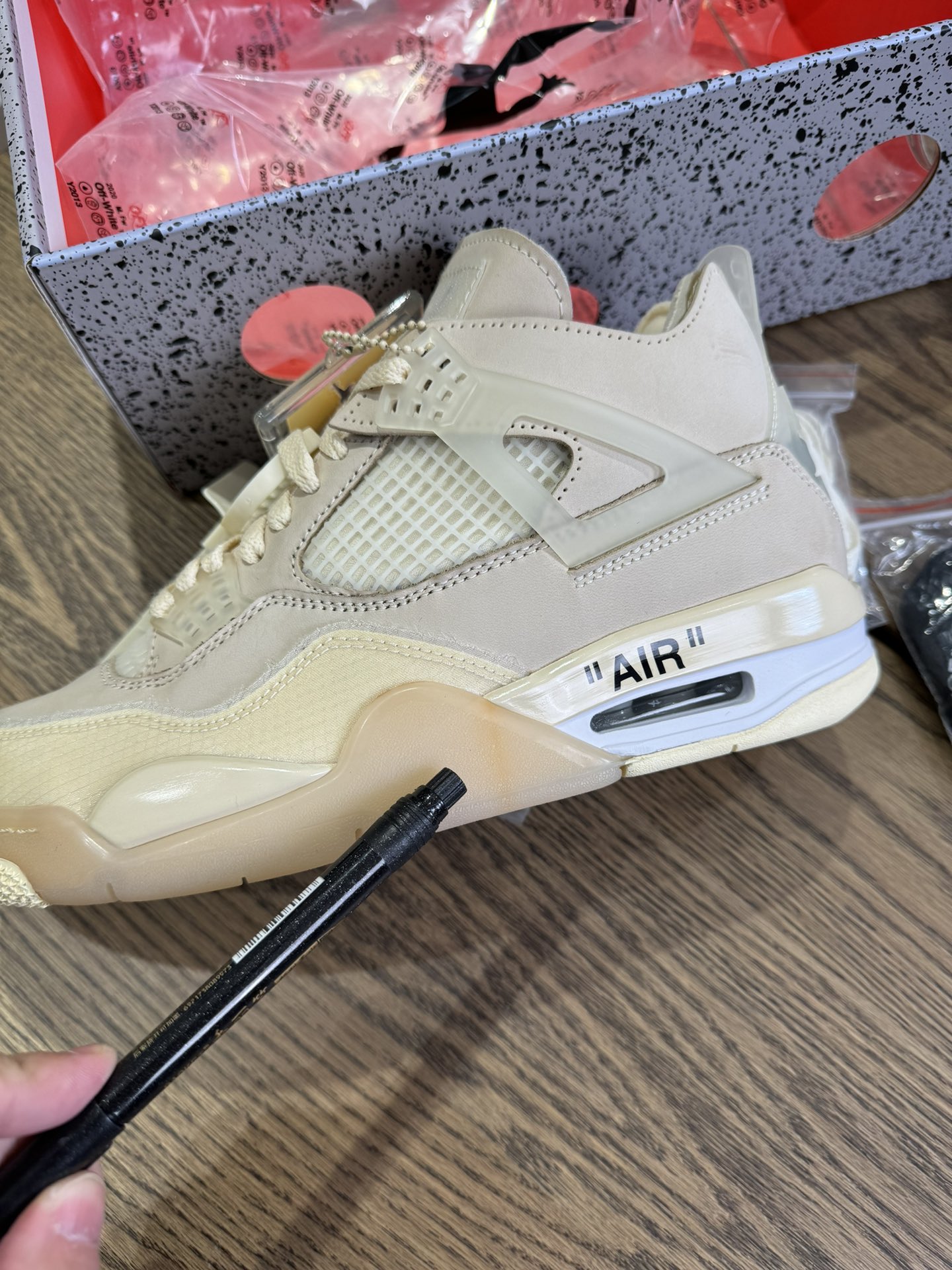 【瑕疵撿漏】AJ4 OW白帆（僅1雙） 尺碼 US8/EUR41 側邊有污漬 其它完美 自穿無敵