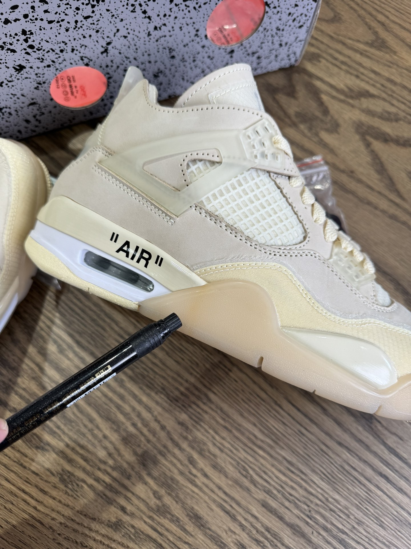 【瑕疵撿漏】AJ4 OW白帆（僅1雙） 尺碼 US8/EUR41 側邊有污漬 其它完美 自穿無敵