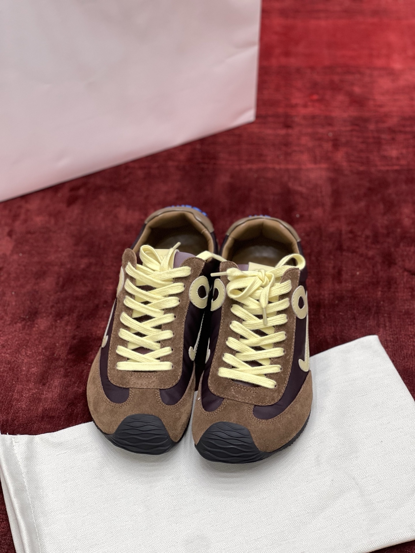 LOEWE Ballet Runner系列 “咖啡色”男女同款