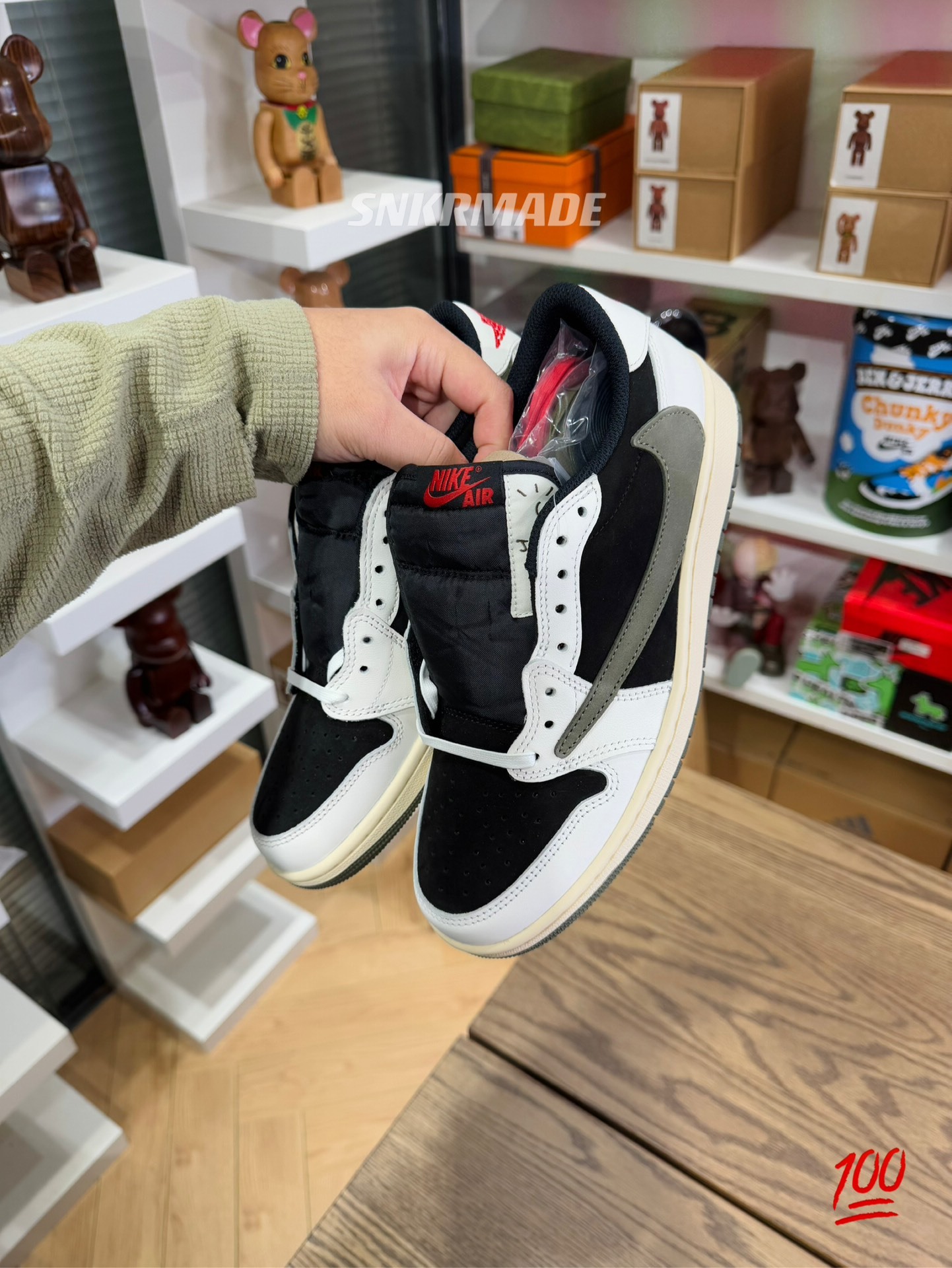 【巔峰產品Ultra】Travis Scott AJ1 Low OG Olive 橄欖綠 尺碼 36-48.5「女裝US4W-15.5W」倒鈎第5代 DZ4137-106