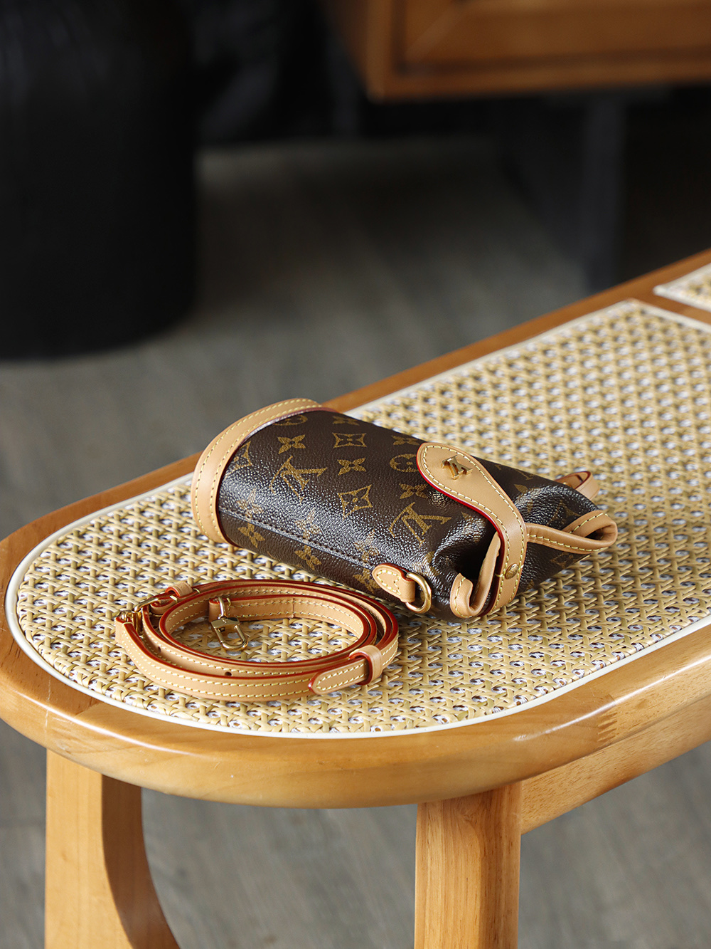 LV FOLD ME POUCH 手袋 M80874