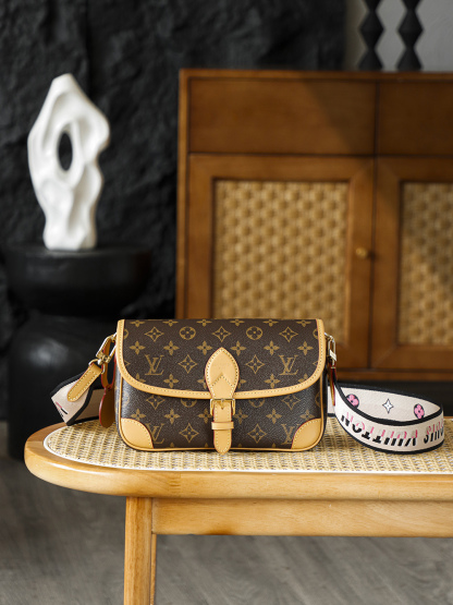 LV Diane法棍包 M45985