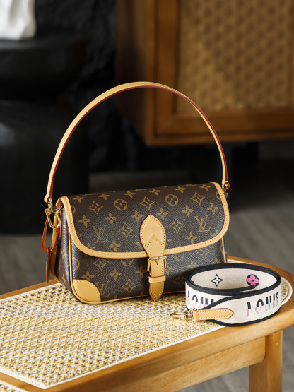 LV Diane法棍包 M45985