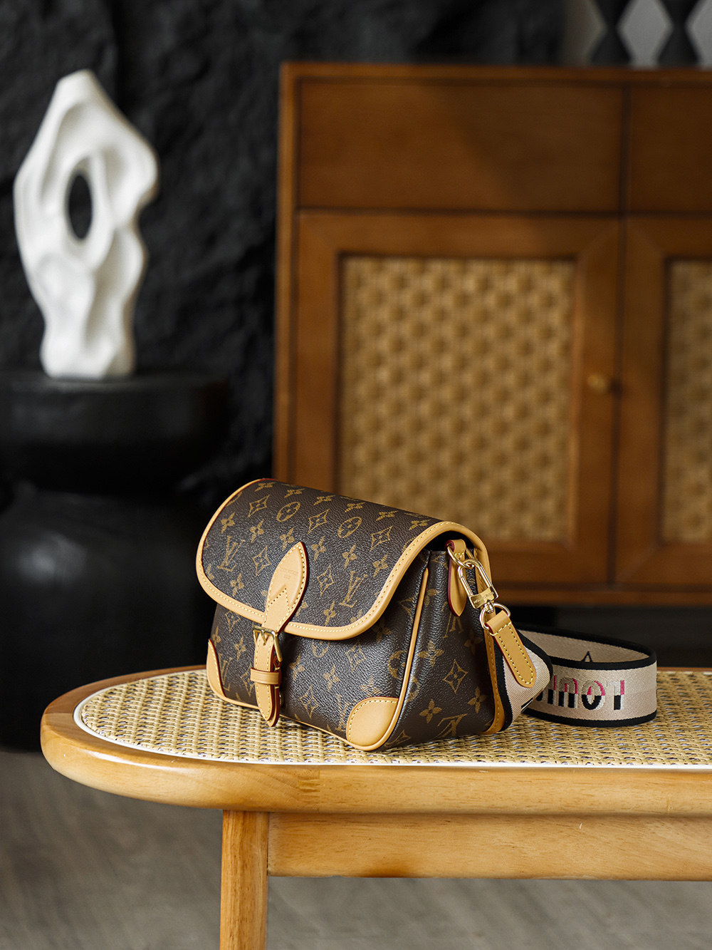 LV Diane法棍包 M45985