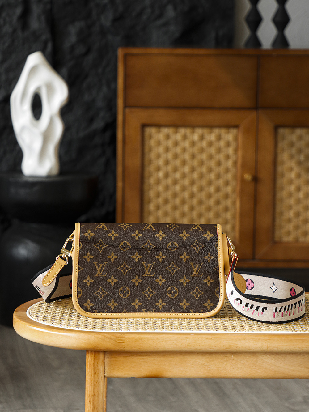 LV Diane法棍包 M45985