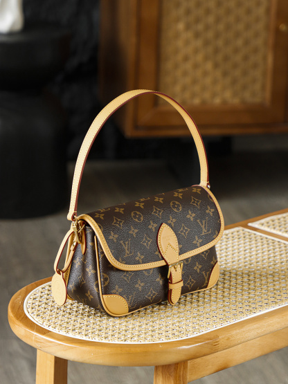 LV Diane法棍包 M45985