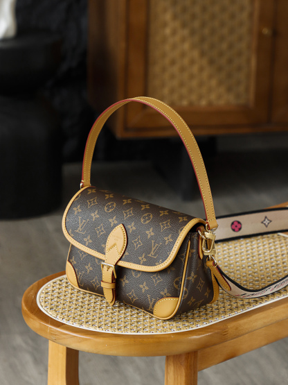 LV Diane法棍包 M45985