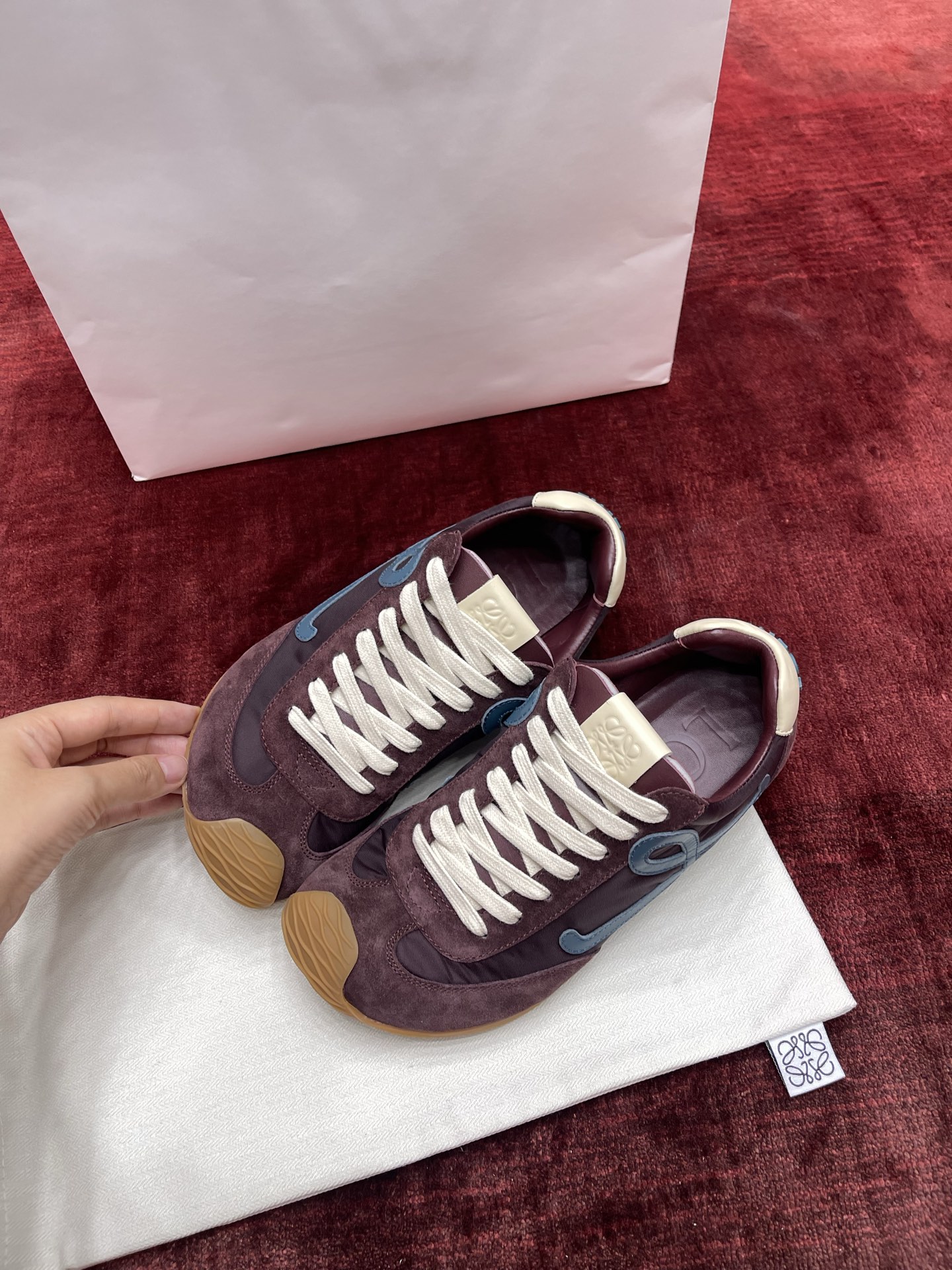 LOEWE Ballet Runner系列 “深酒红”女款