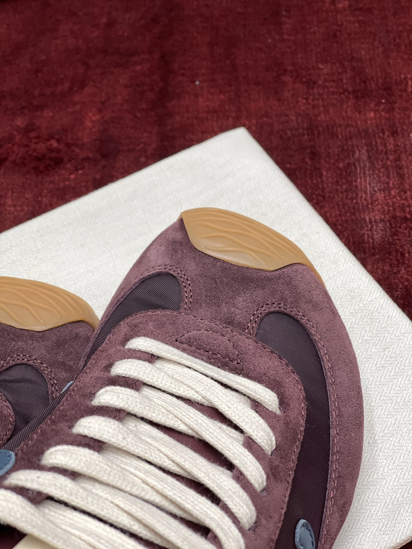 LOEWE Ballet Runner系列 “深酒红”女款