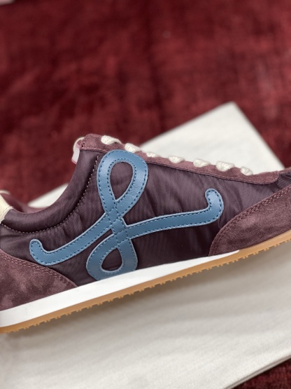 LOEWE Ballet Runner系列 “深酒红”女款