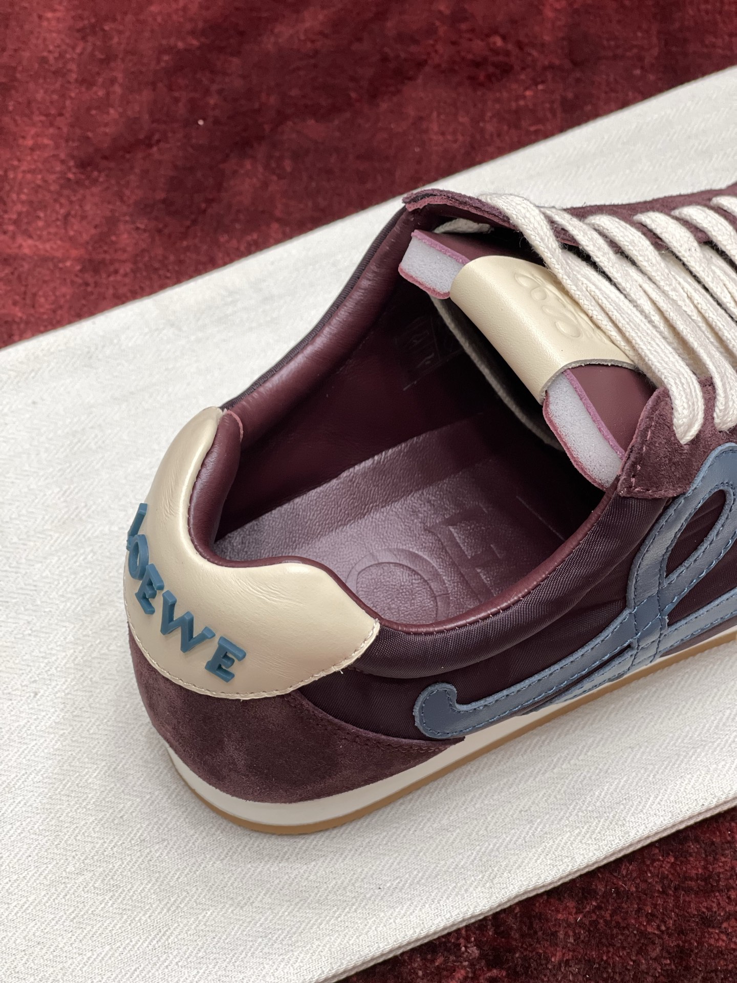 LOEWE Ballet Runner系列 “深酒红”女款