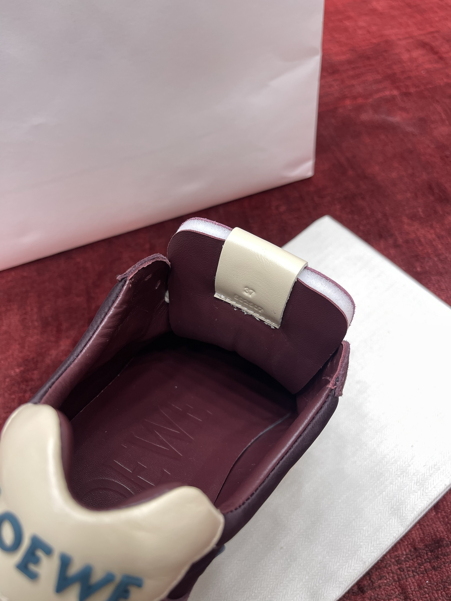 LOEWE Ballet Runner系列 “深酒红”女款