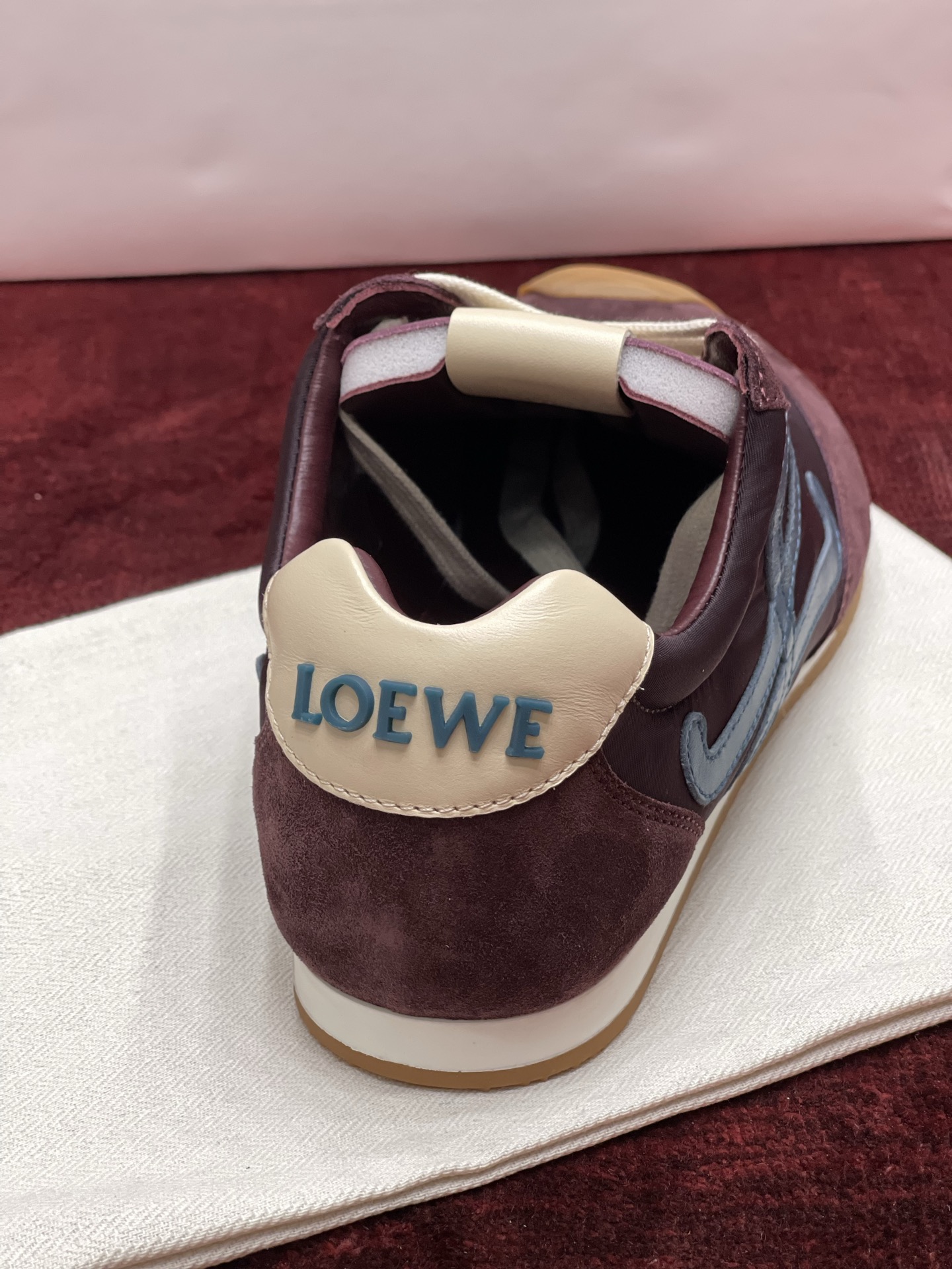 LOEWE Ballet Runner系列 “深酒红”女款