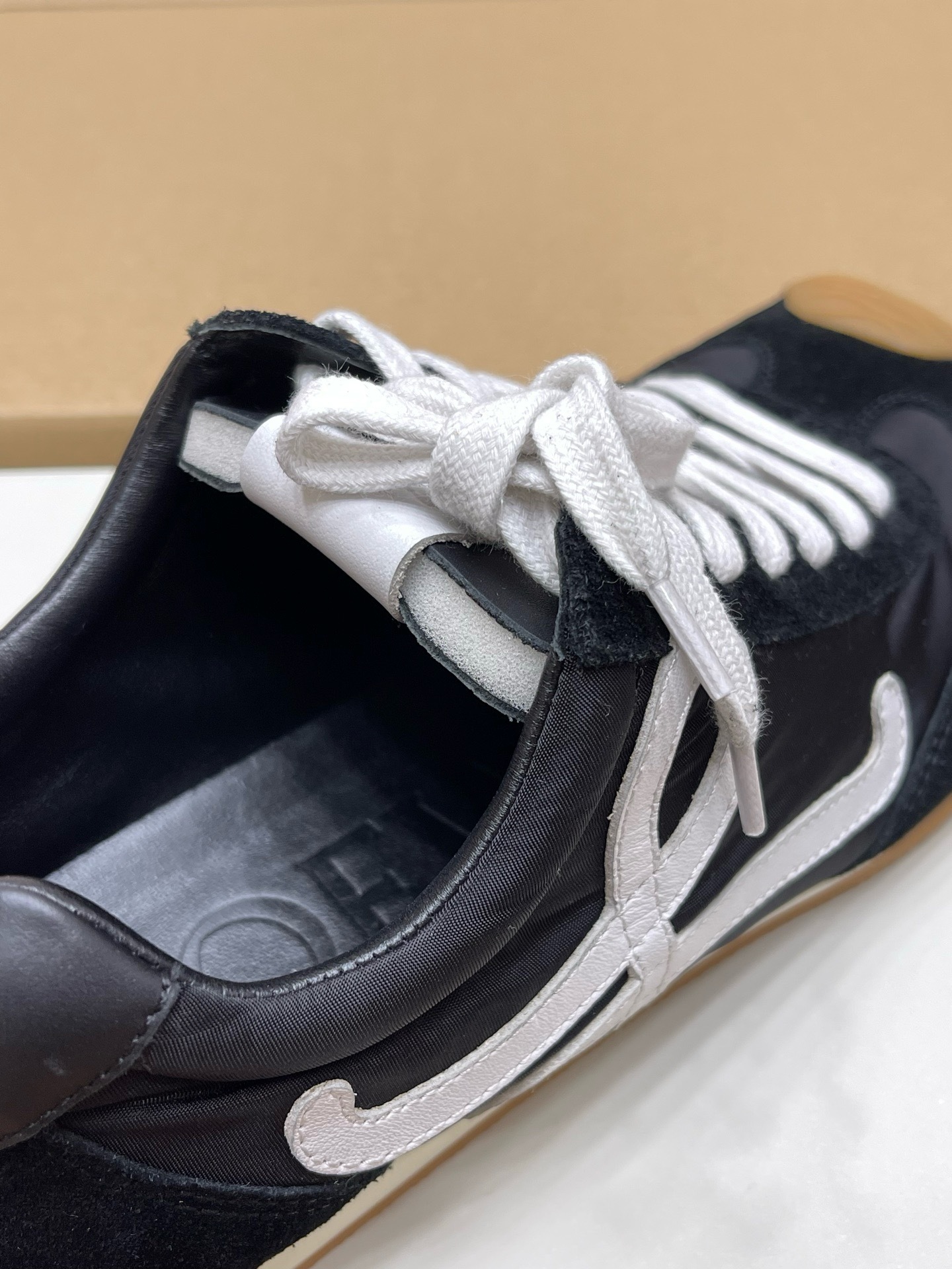 LOEWE Ballet Runner系列 “黑色”男女同款