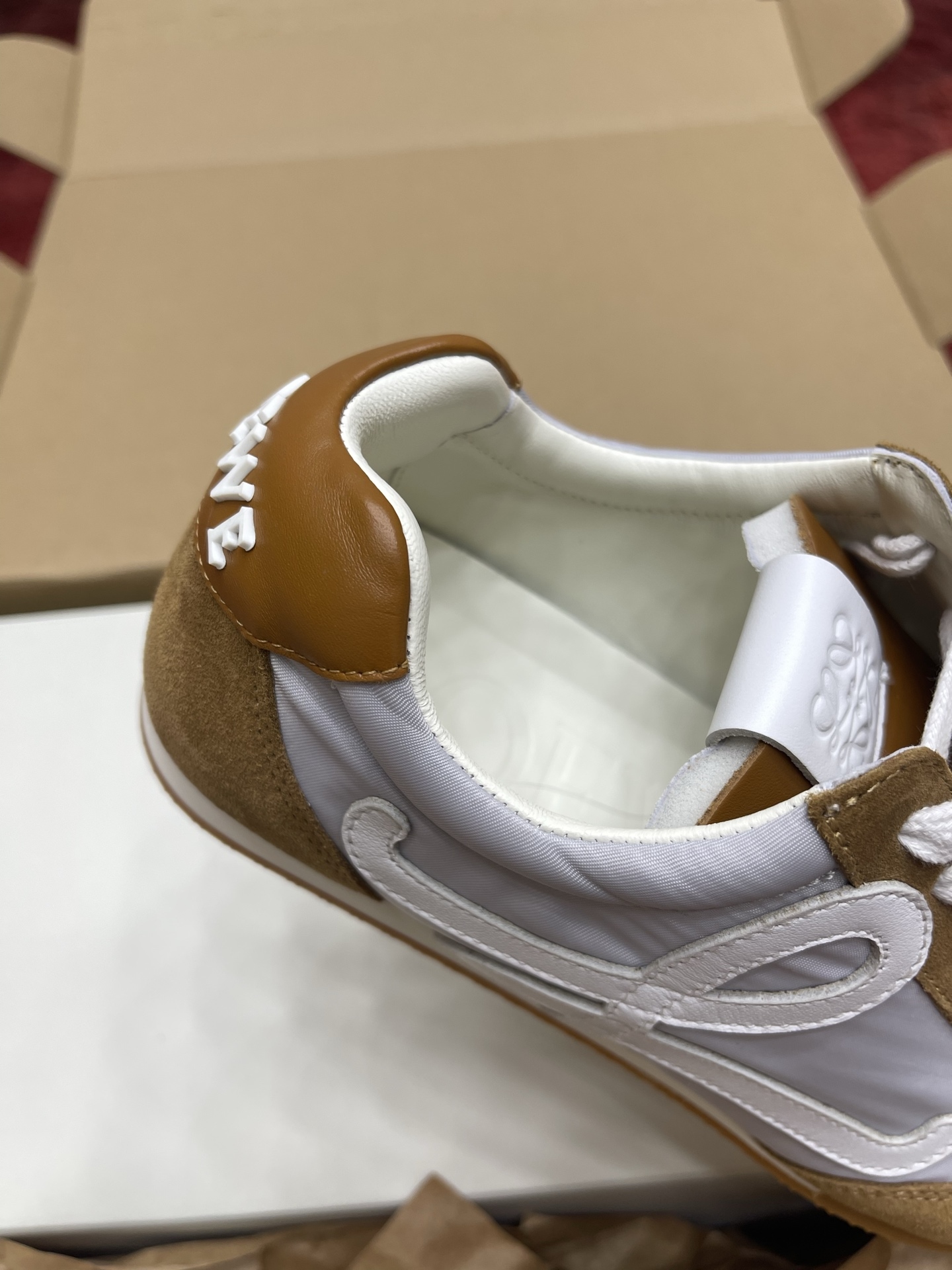 LOEWE Ballet Runner系列 “黄棕”男女同款