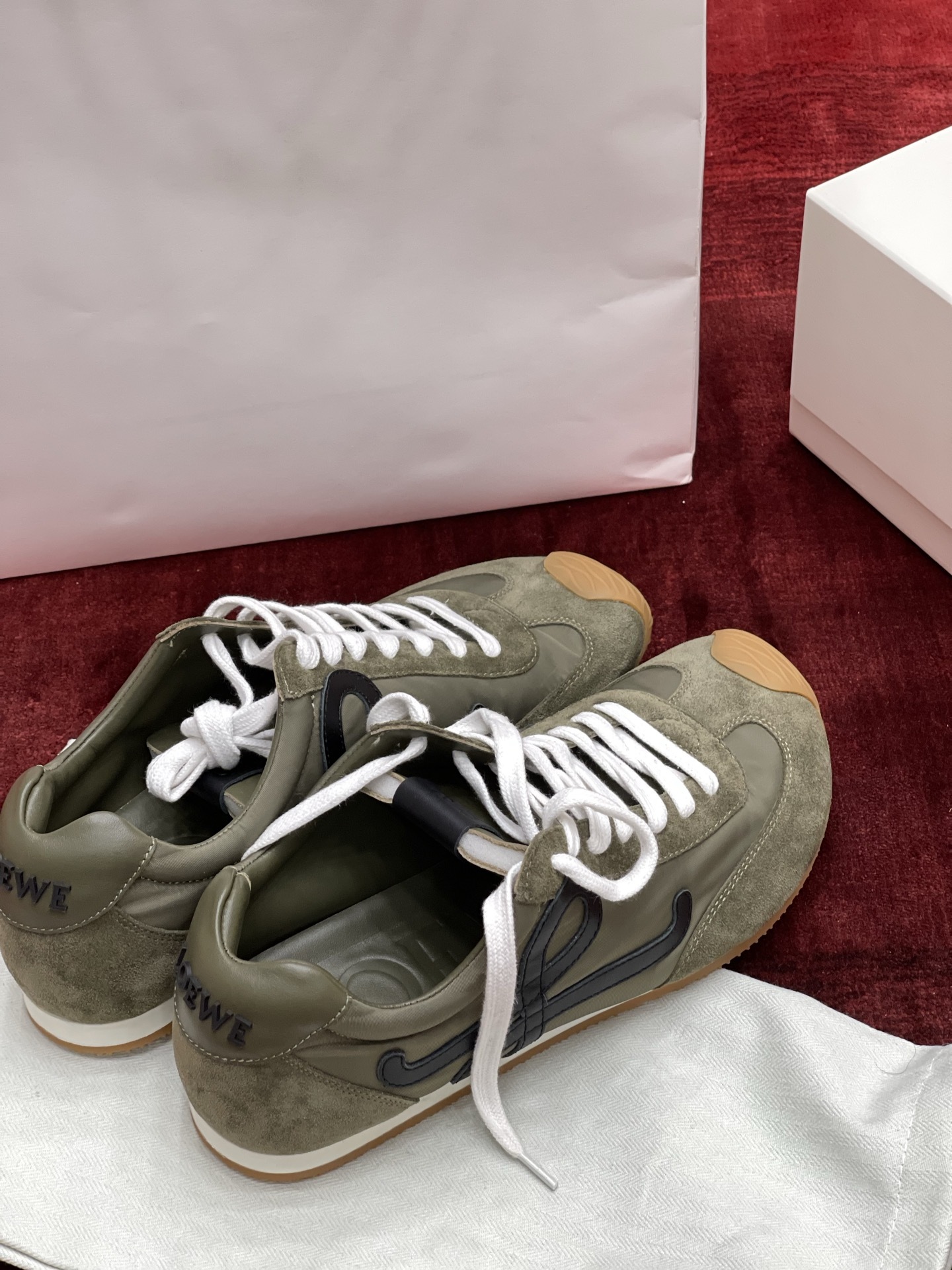 LOEWE Ballet Runner系列 “咸菜绿”男款