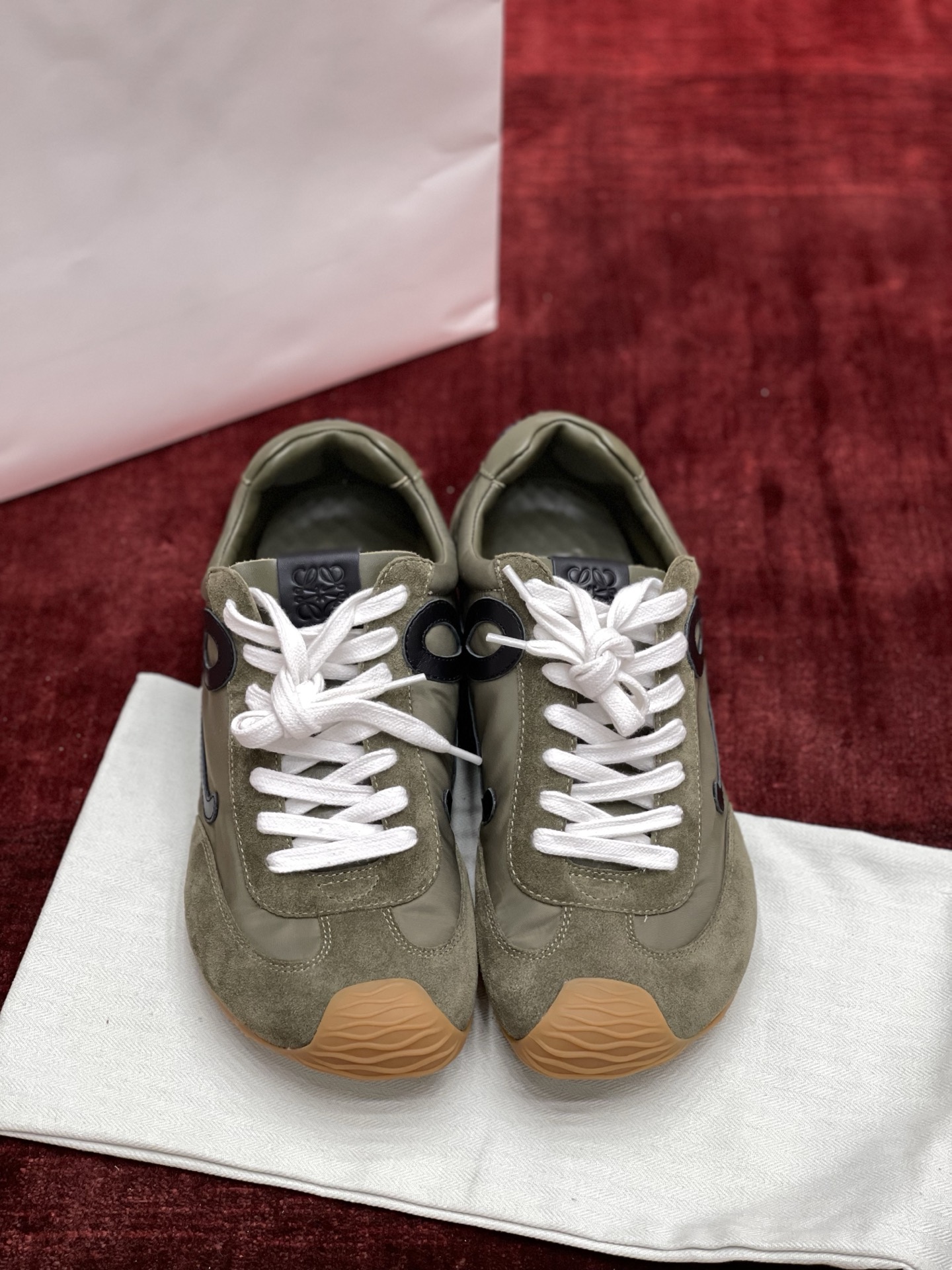 LOEWE Ballet Runner系列 “咸菜绿”男款