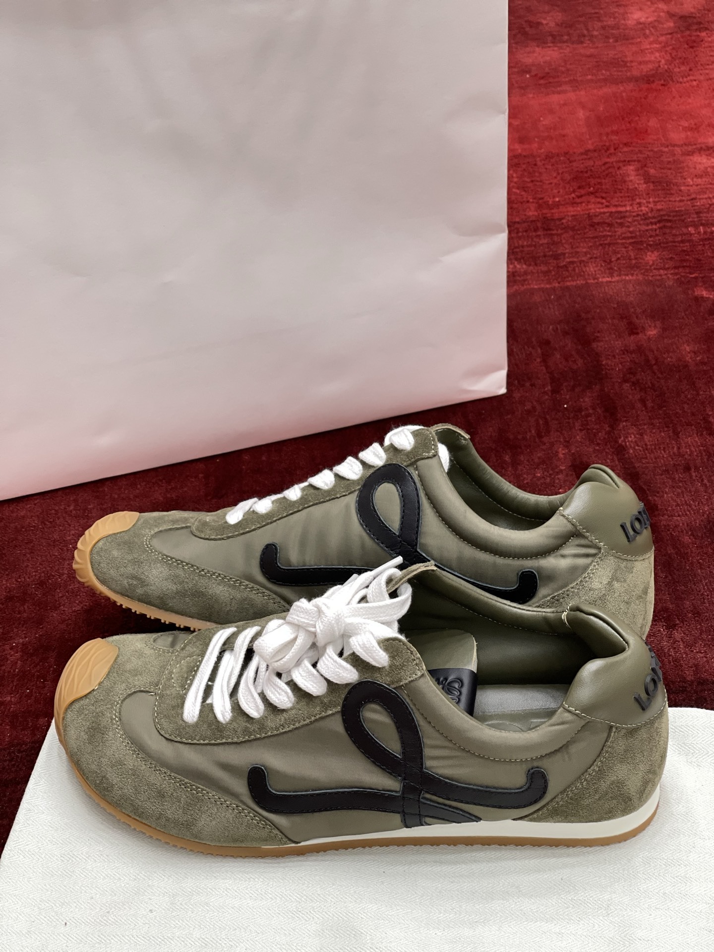 LOEWE Ballet Runner系列 “咸菜绿”男款