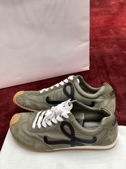 LOEWE Ballet Runner系列 “咸菜绿”男款