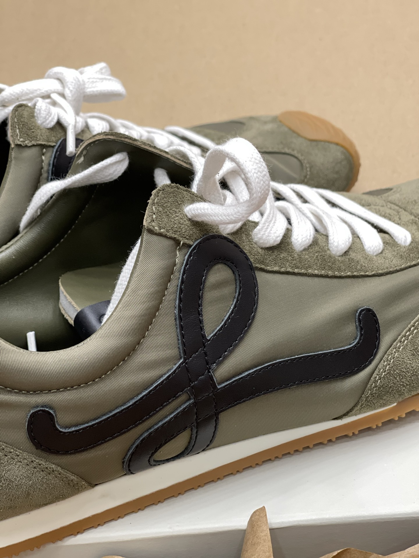 LOEWE Ballet Runner系列 “咸菜绿”男款