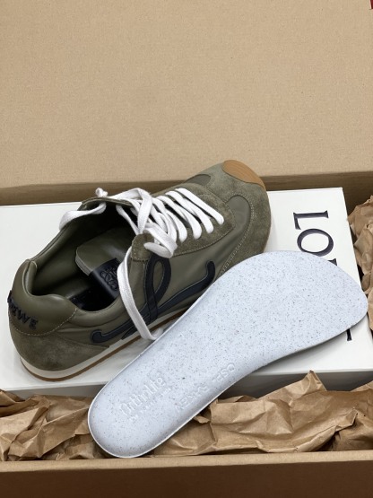 LOEWE Ballet Runner系列 “咸菜绿”男款