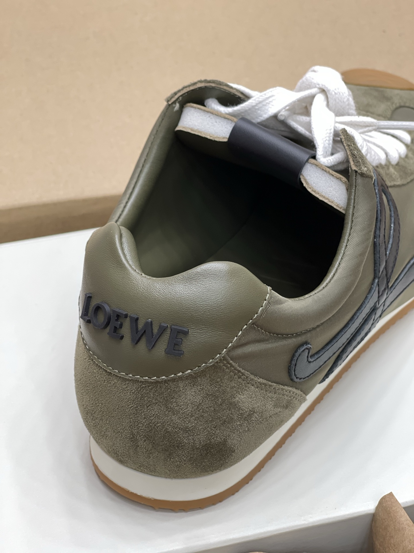 LOEWE Ballet Runner系列 “咸菜绿”男款