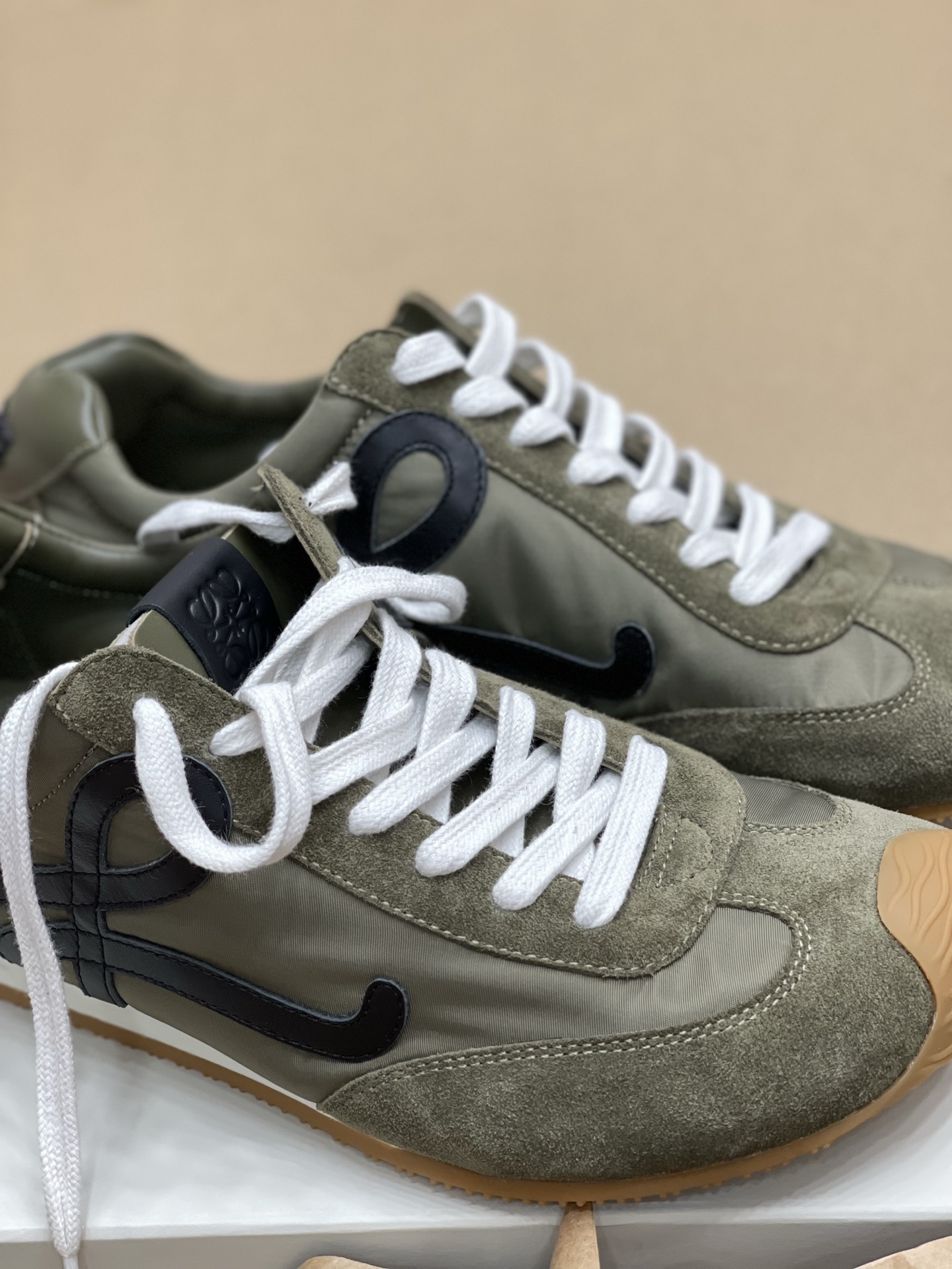 LOEWE Ballet Runner系列 “咸菜绿”男款