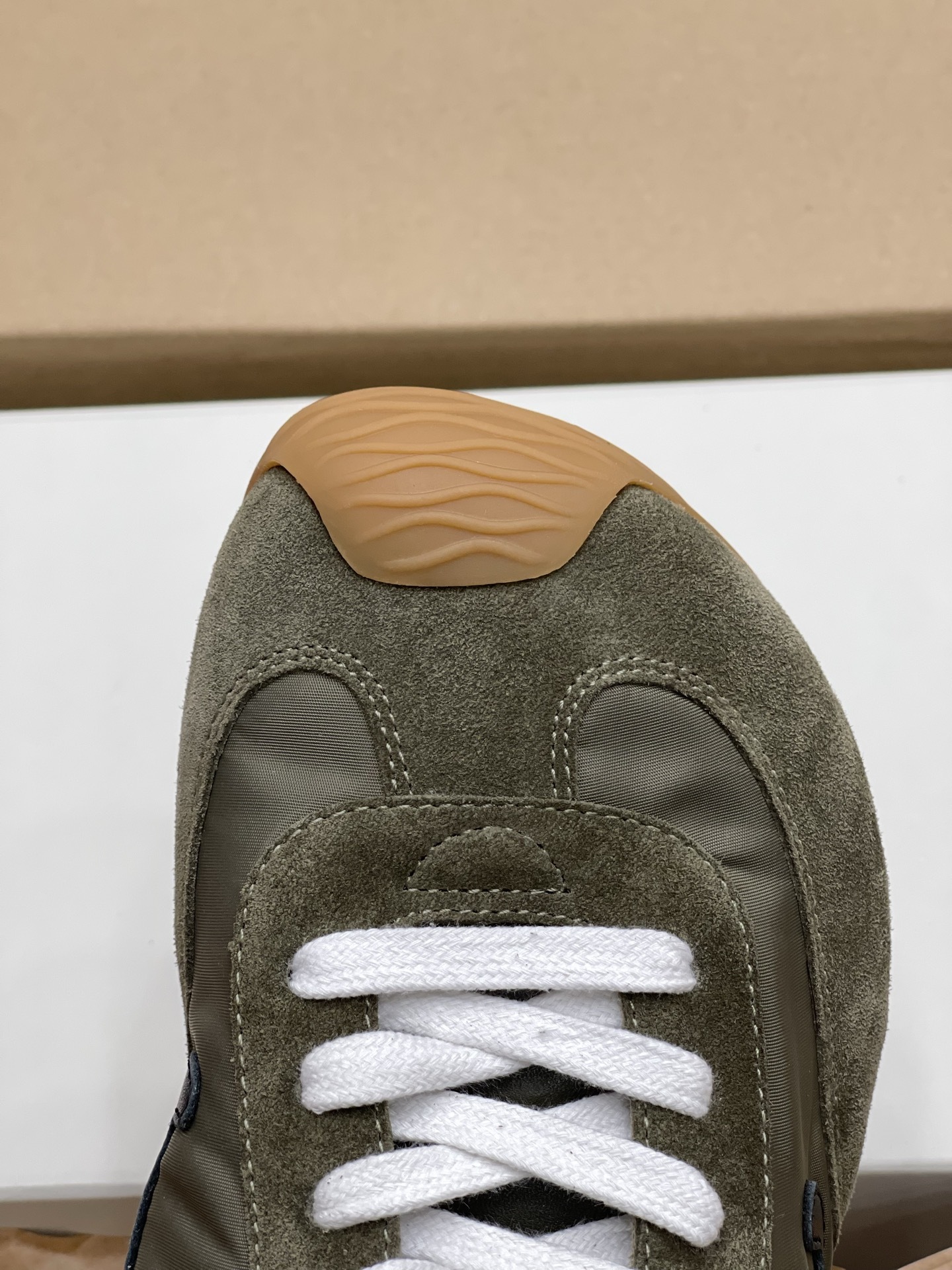 LOEWE Ballet Runner系列 “咸菜绿”男款